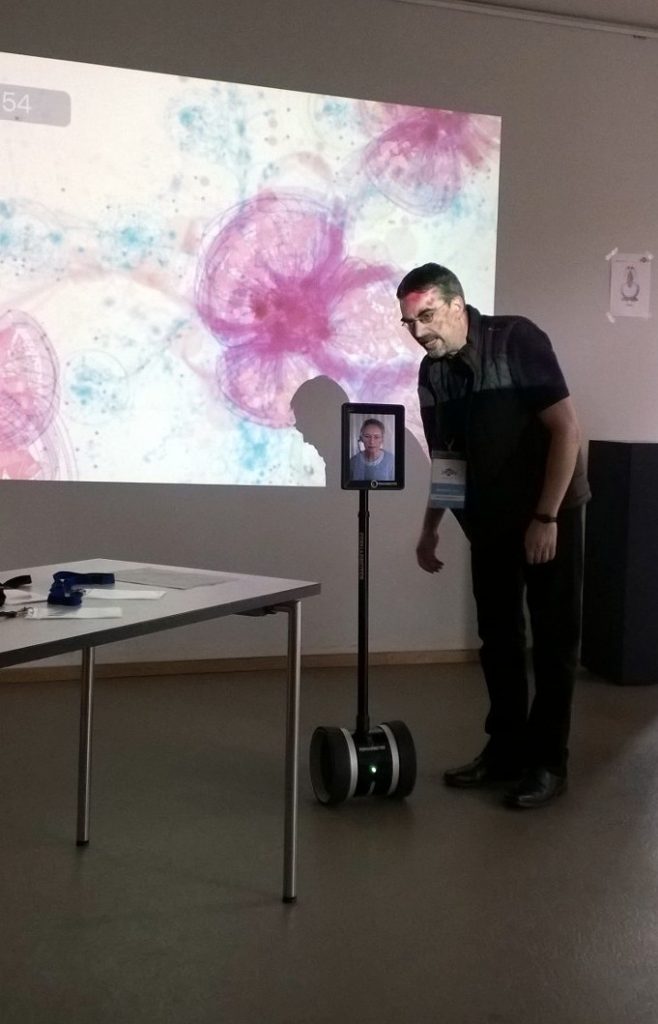 Seminarraum mit einem Telepräsenzroboter.
